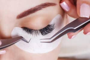 DIY vs. Professional: The advantages of choosing eyelash extension Certification