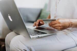 Elevating E-Commerce: AR and VR’s Impact on Virtual Product Experiences